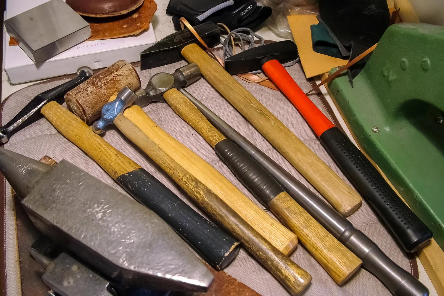 Outils d'orfèvre sur l'établi d'un atelier de bijouterie